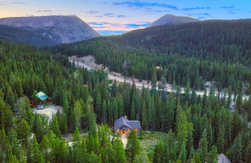 Breckenridge House | NEW Riffel's River Retreat- Elegant, Dog-Friendly, Mobility-Friendly!