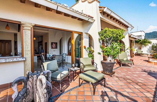 Emiliano Zapata Condo | Penthouse Suite with Wraparound Balcony, Private Jacuzzi on the Beach, Old Town