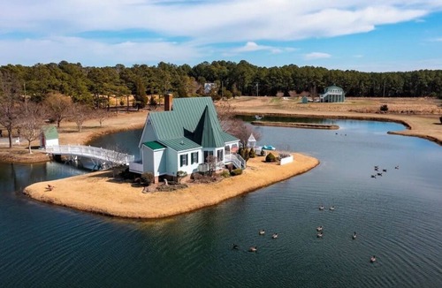 Hacksneck Cottage | Pretty Byrd Cottage- A Victorian Bayfront Getaway!