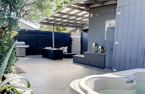 Hollywood Hills West House | Pristine 1BD/1BA Bungalow + Hot Tub - Ocean Park