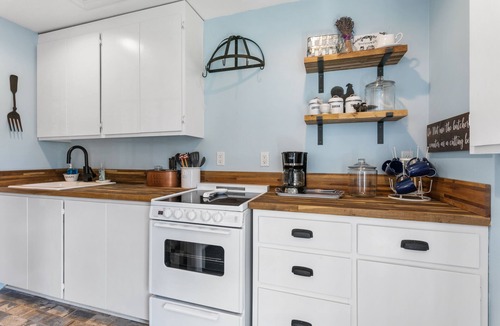Yorktown Cottage | Private 1300 sq ft Cottage in Historic Yorktown-w/trolley access