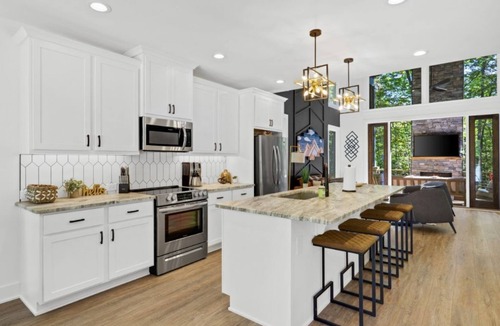 Foxfire Estates Cabin | Relaxing & Peaceful Modern Farmhouse, Hot Tub, Outdoor Covered Fireplace, Creek