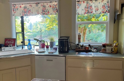 Marcola House | River house. Charming 3-bedroom house on the Mohawk River, Springfield, OR.