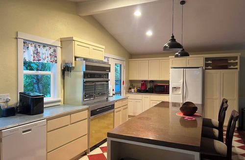 Marcola House | River house. Charming 3-bedroom house on the Mohawk River, Springfield, OR.