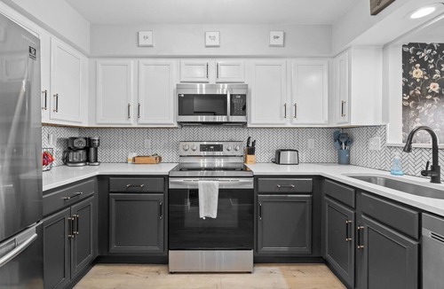 North Capitol Condo | Riverfront Condo | Walk Downtown | Pool + Parking