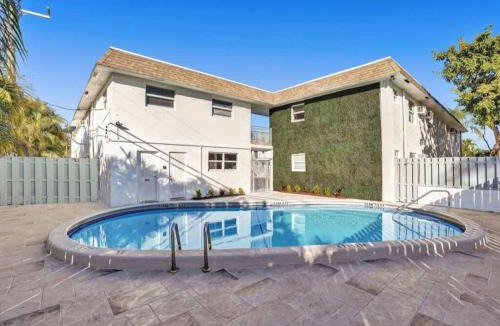 Poinciana Park Apartment | Rustic Retreats Modern 1BR For 4 Guests Minutes From Las Olas