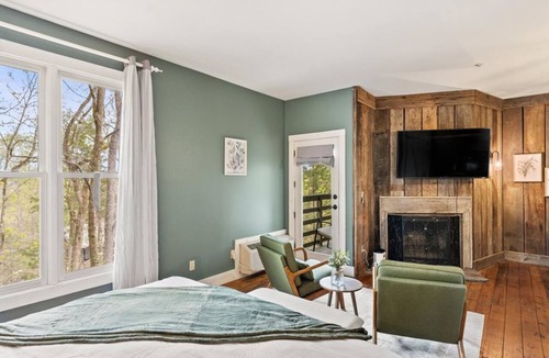 Townsend Hotel | Sage Haven Room - Peaceful Lodge Stay with Fireplace