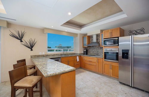 Marina Vallarta Condo | Shangri-La Oceanfront 3-bed condo walking distance to Marina in Puerto Vallarta