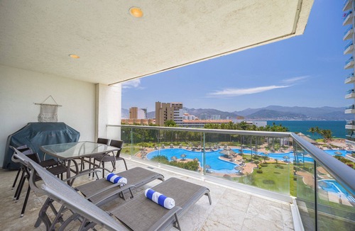 Marina Vallarta Condo | Shangri-La Oceanfront 3-bed condo walking distance to Marina in Puerto Vallarta