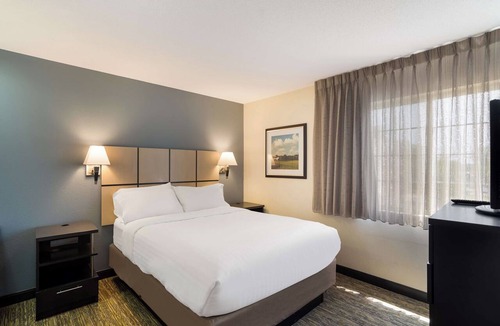 Newport News Hotel | Spacious 1BR Suite | 2 Queens & Kitchen | Parking Included