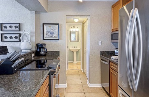 Pass-a-Grille Historic District Condo | Spacious corner unit on Pass-A-Grille Beach. Beach access Heated pool. Next to restaurants and shops