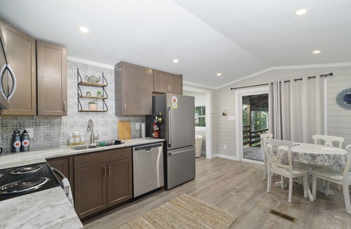 Flat Rock Cottage | The Gala Getaway @ Backyard Apple Cottages