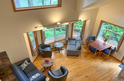 Leaburg House | The River House' w/Deck, on McKenzie River!