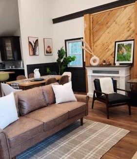 Duncan House | Town-Center Sanctuary:Cozy 3BD for Relocation