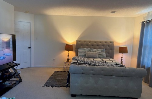East Highland Park House | Tranquil 1-bedroom in charming house with Shared Bathroom