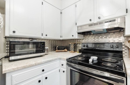 Boiling Springs House | Tranquil & Cozy ~ Queen Beds, Porch, Backyard, BBQ