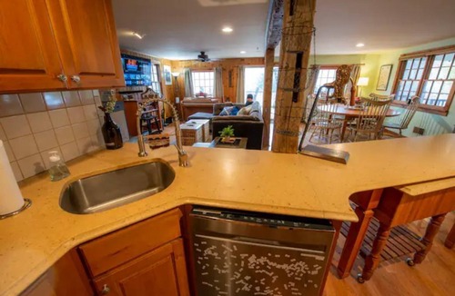 Cavendish House | Village Home with 15 acre backyard on the river