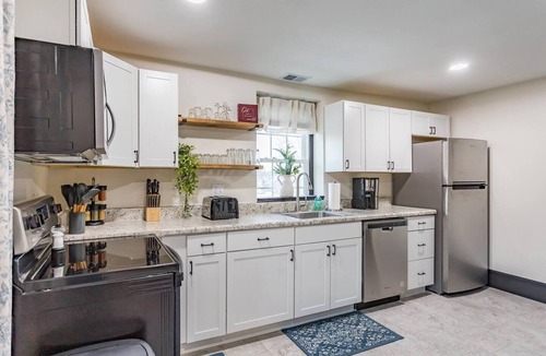 Bridgewater Apartment | Warm & Inviting Farmhouse Loft | Walk to River, Dining, Shopping & Bridgewater College