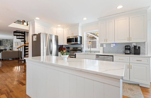 Ware House | Water front Oasis with pickle-ball court and hot tub