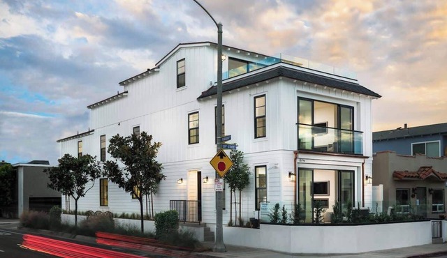 130 39th | Stunning 3 Story w/Rooftop Deck