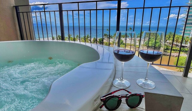 Beachfront Condo with Private Balcony Jacuzzi ★ Grand Venetian Ocean Views