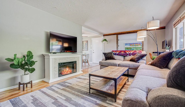 Bend Adventure Retreat ~ Hot Tub, Movie Room & Near Downtown