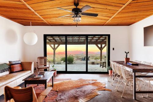 Big Bend Escape - Designer Adobe w Mountain Views