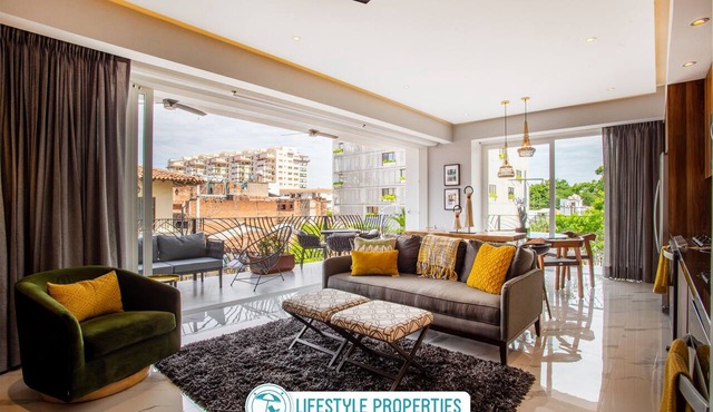 Big corner balcony, pool & gym
