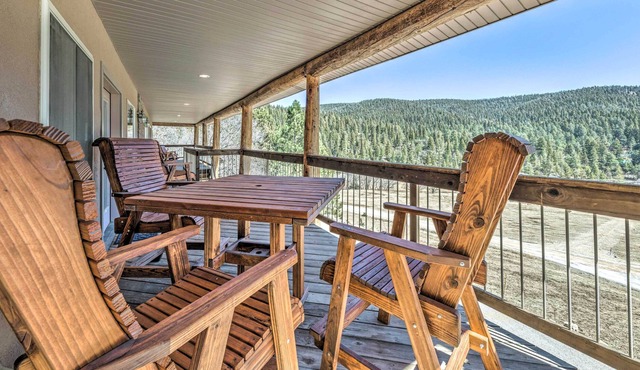Bright Cloudcroft Home w/ Porch & Mtn Views!