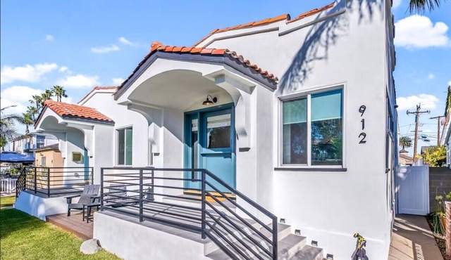 Bungalow Beach House Fully Remodeled, Sleeps 6, Walking Distance to Beach/Parks