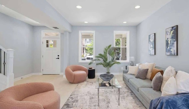 Chic Luxury Townhome Near Petworth Park