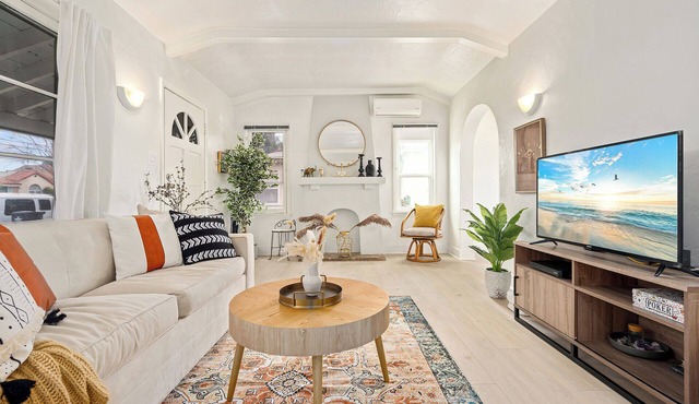 Classic Inglewood LAX Bungalow House Parking W/D