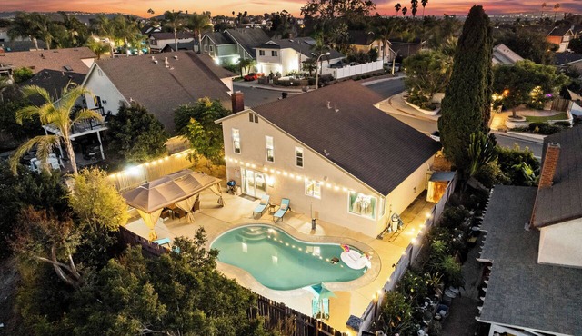 Garage, Pool, King Bed, Gated Yard in Rancho Penasquitos