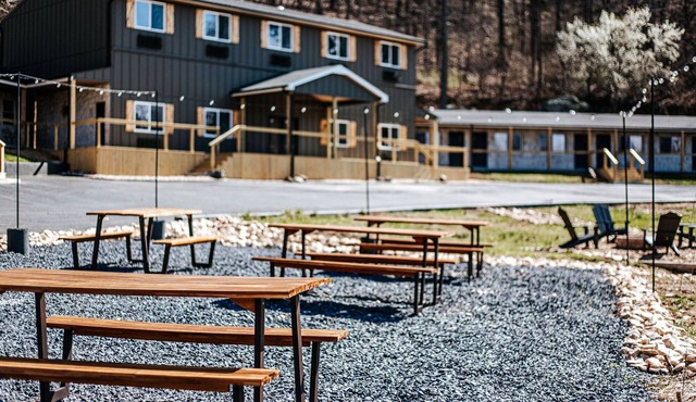 Grey Pine Lodge | King Classic ADA Accessible | Pet-Friendly! | BEST Location & Amenities!