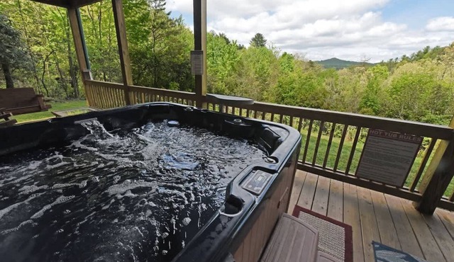 Harvest Moon- View, dog friendly, hot tub, firepit