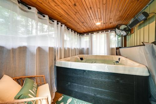 Hot Tub, Deck! Tiny Home Retreat By Kentucky Lake