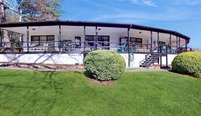 Lakeside condo, dog-friendly, AC, large porch, shared amenities, beach access, pool, tennis