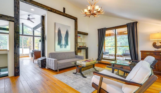 Luxe 5,000 Sq Ft Retreat: 5 Mi to Stratton Resort