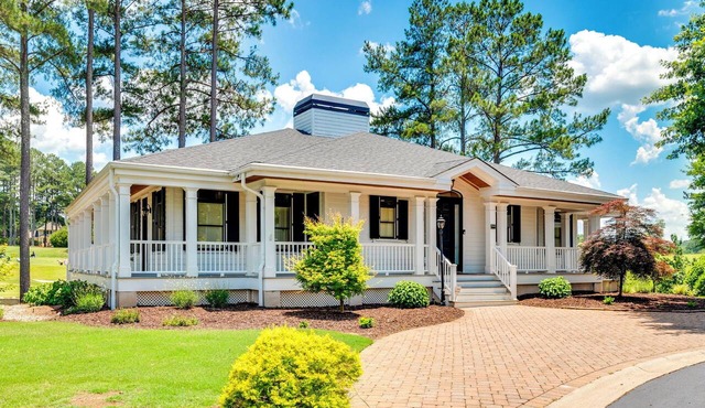 Luxury 6-bedroom cottage with golf course view in charming Travelers Rest