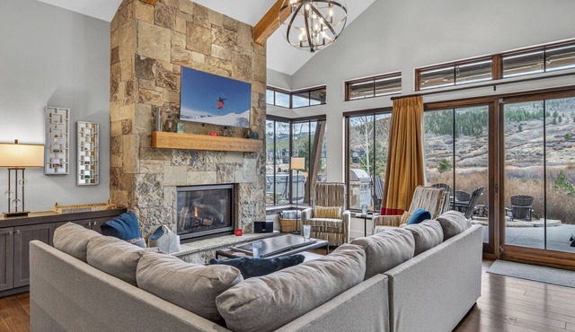 Luxury W/Mountain Views + Hot Tub + Ski Shuttle - River Song at the Shores