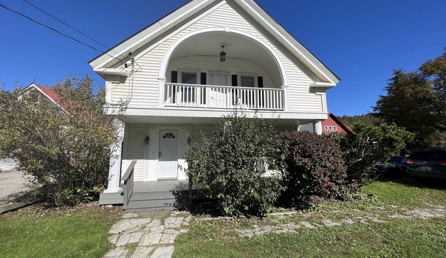 Modern 7Bd/3Ba Mountain Chalet w/Hot tub, 3 minutes from Okemo
