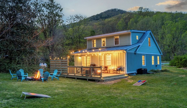 Modern Farmhouse w/Hot Tub, Yard. Pet Friendly!