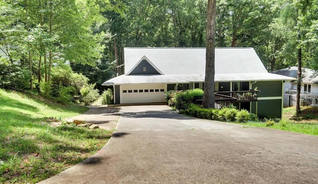 Modern Luxe Family & Groups Friendly Bungalow with Patio & Workspace