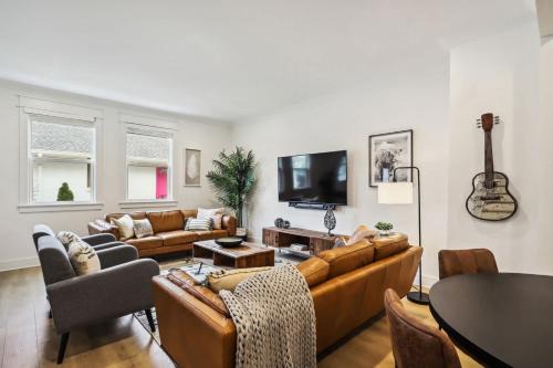 Modern Two Townhomes Close to Downtown