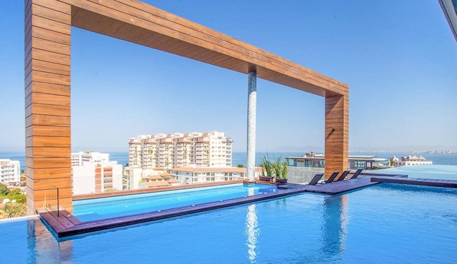 NEW 1 BR w/pool and gym @ Desire