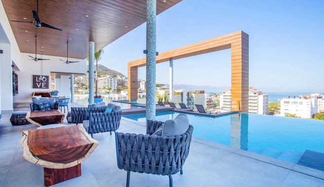 Prime 2BR Condo, Rooftop Pool & Gym