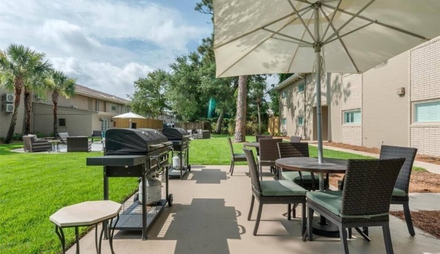 Refresh in a Spacious Room Near Jekyll Island Marina | w/Onsite Outdoor Pool!