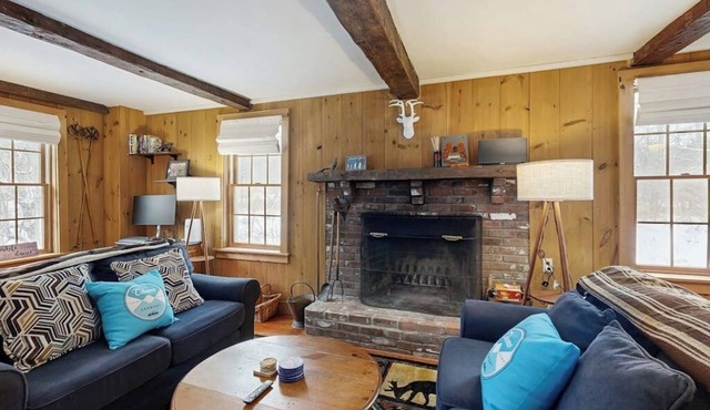 Riverfront dog-friendly house w/fireplace, close to Killington & Okemo resorts