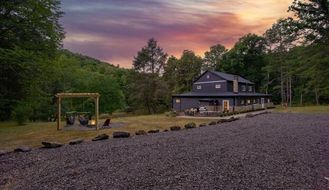 Riverfront Sauna! Sunken Hot Tub with river views!