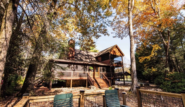 Riversong -3 BR Log Cabin on Toccoa River -Hot Tub, Firepit, Wood Fireplace